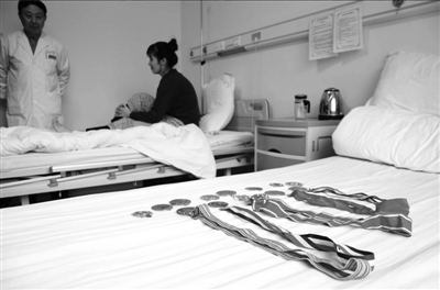 16块奖牌摆在病床上。本报实习记者赵思衡摄/视频欢迎登录手机应用平台,免费下载并使用“京华云拍”,拍摄图片观看原创视频。