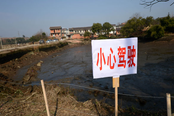 贵溪市交通部门在事故现场设置了“小心驾驶”警示牌(2012年12月25日摄)。