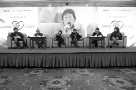 1月14日,2013湖南首届“爱文化”论坛,李银河正在发言。图/记者华剑
