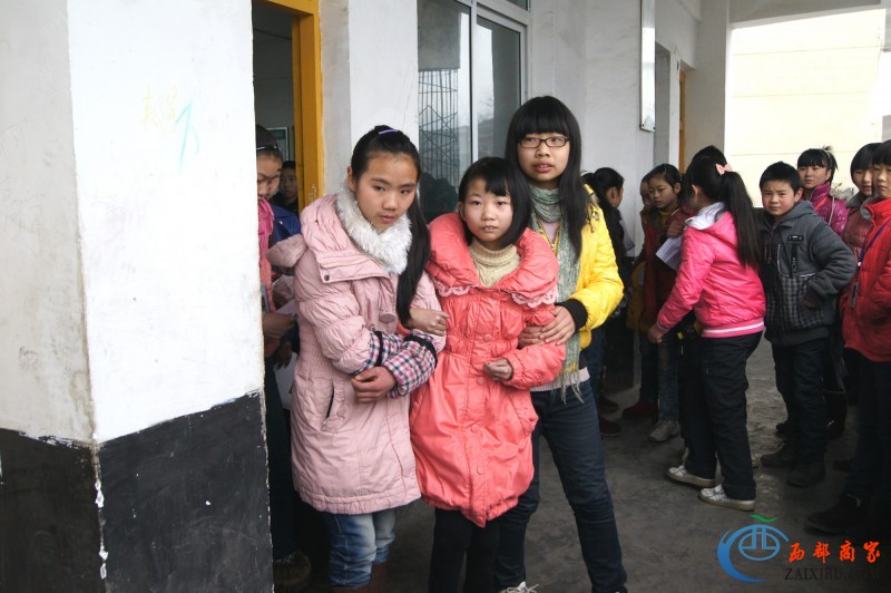点击打开原图 考试完毕,同学们护送曹雨出教室