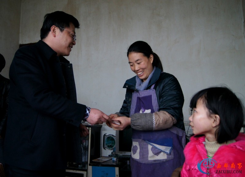 点击打开原图 泸州长窖酒业有限公司营销总经理赵柏成给曹雨送上爱心救助金