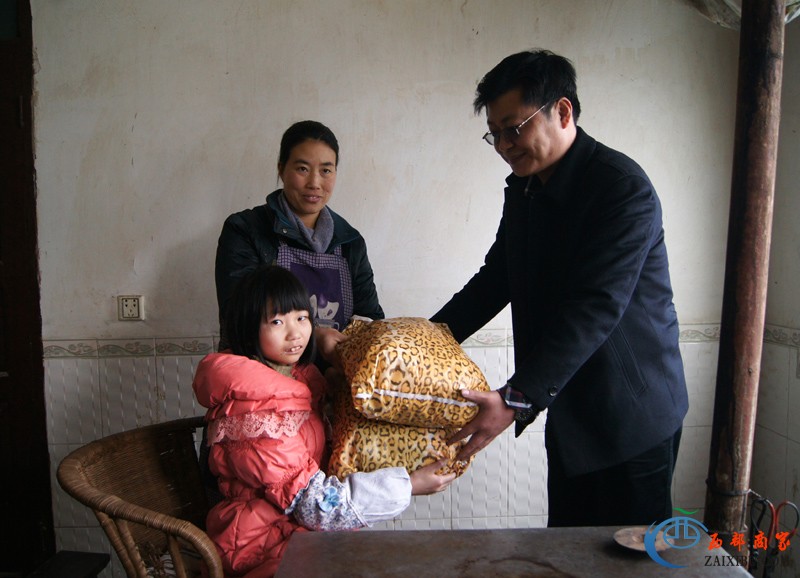 点击打开原图 泸州长窖酒业有限公司(观兴酒)营销总经理赵柏成(右)给曹雨送上新衣服