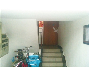 嫌疑人租住的房子已被贴上封条。
