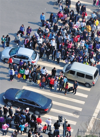 2012年10月15日，山西省太原市，市民抱团闯红灯。资料图片