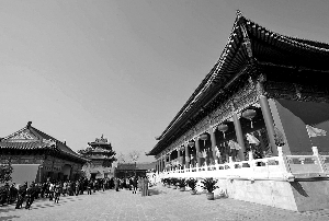 2012年11月28日,江苏华西村“华西村博物馆”建成开馆。华西村博物馆由1比1复制的故宫太和殿、乾清宫、东华门、角楼和红墙等仿古建筑组成,总建筑面积1万平方米。