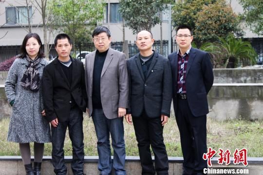 蒙冤近十年的张辉(左2)与张高平(右2)无罪释放后与律师合影。来源:中新网 蒙冤近十年的张辉(左2)与张高平(右2)无罪释放后与律师合影。来源:中新网