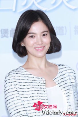 宋慧乔抵港宣传 无瑕美肌闪闪亮