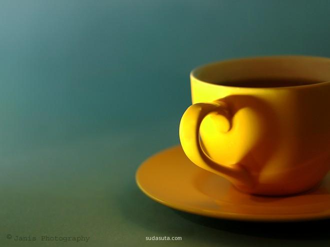 中医养生:茶能“解毒”但也要因人而异 A tea cup with shadow creating a heart.