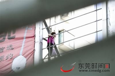 市民陈先生热线报料：昨日下午3点半左右，一名中年女子爬上西平尚书苑三楼空中花园外侧的护栏，哭喊着要跳楼。