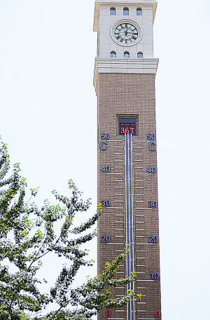 ■昨日12时，石家庄一处钟楼上的温度计显示气温达到36摄氏度。新华社发 