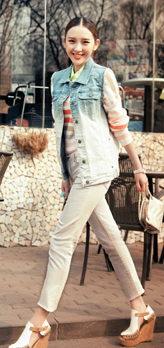 牛仔马甲 白色长裤