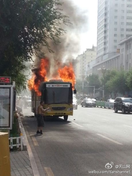 乌鲁木齐一行驶公共汽车起火 已致1人死亡6人受伤