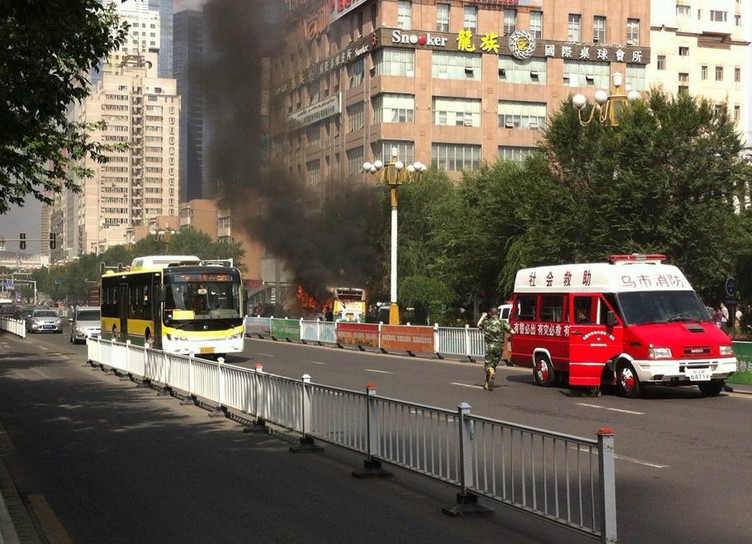 乌鲁木齐一行驶公共汽车起火 已致1人死亡6人受伤