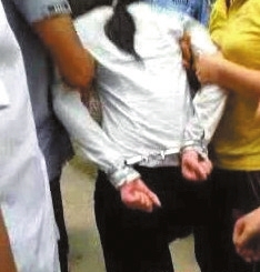 蓝某被警察用手铐铐住。微博图片 data-cke-saved-src="/uploads/allimg/130812/0H54L495-1.jpg" src="/uploads/allimg/130812/0H54L495-1.jpg"
