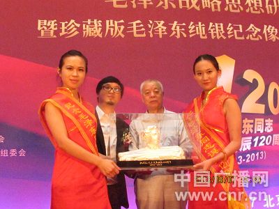 毛泽东女婿王景清（右二）恭迎毛泽东纯银雕塑纪念像 