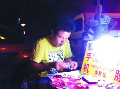 “贴膜哥”小蔡 data-cke-saved-src="/uploads/allimg/130915/142IH509-1.jpg" src="/uploads/allimg/130915/142IH509-1.jpg"