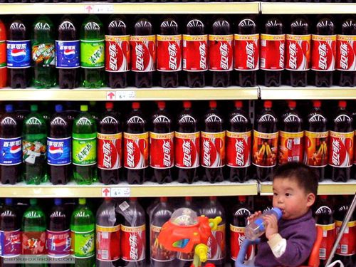 南京一家超市内，货架摆满了碳酸饮料。
