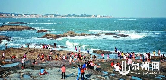 国庆长假，除了我市各旅游风景点迎来游客高峰外，滨海游、乡村游也十分火爆，众多市民朋友走出市区，亲近自然，欢度美好假期。