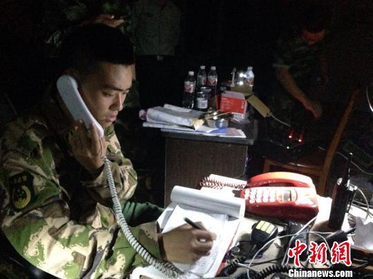 接警员王董说：今天已经接了500多个电话了　何蒋勇　摄