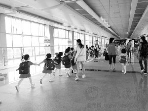 跨境学童每天都要奔波两地(资料图片)