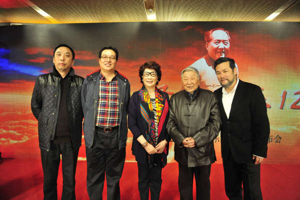 与会嘉宾合影。
