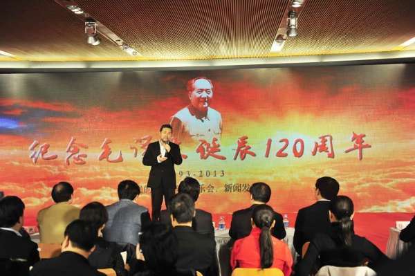 总导演陈维亚介绍音乐会有关情况。