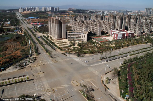 2013年11月20日，昆明呈贡，是中国比较有代表性的“鬼城”之一。这里什么都不缺，就是缺人，在呈贡找到一辆出租车简直比登天还难，需要极大的耐性和运气。吴长青/CFP