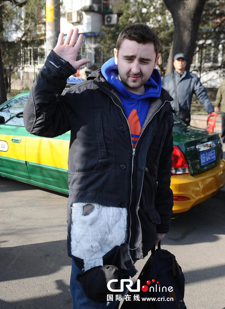 外国小伙的衣服被中年女子撕烂。图片来源:iprcn/CFP