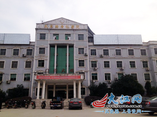 产妇李小燕就是在这家武宁县广仁医院中死在手术台上的，留下一连面都没见着的初生婴儿和10岁的女儿。