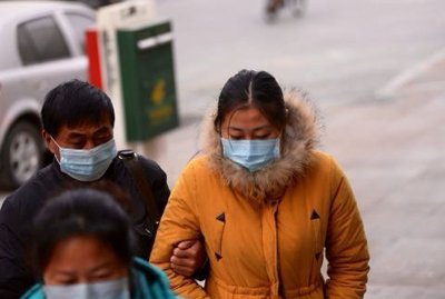 空姐代购案重审今日上午宣判,李晓航在家人和律师的陪同下来到法院等待审判结果。新京报记者王贵彬摄 data-cke-saved-src="/uploads/allimg/131217/115334CE-3.jpg" src="/uploads/allimg/131217/115334CE-3.jpg"