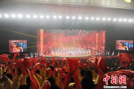 晚会现场。 杨华峰 摄 data-cke-saved-src="/uploads/allimg/131224/0946442H4-7.JPG" src="/uploads/allimg/131224/0946442H4-7.JPG"