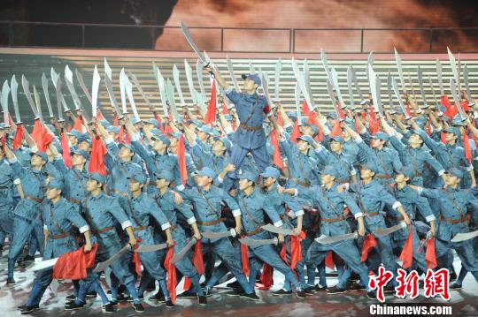 晚会现场。 杨华峰 摄 data-cke-saved-src="/uploads/allimg/131224/0946445V3-6.JPG" src="/uploads/allimg/131224/0946445V3-6.JPG"