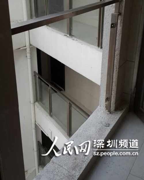 33层通道露出巨大的缺口(网友供图)