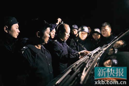 　抓捕组在警车前部署抓捕行动。（本版均为通讯员供图）