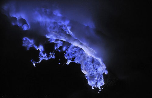 火山喷发引发的火焰在漆黑的夜晚散发出梦幻般的蓝色。