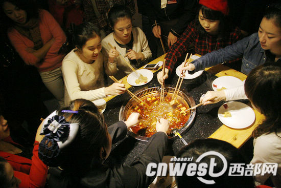 西安美女们吃辣的战斗力不凡（资料图）