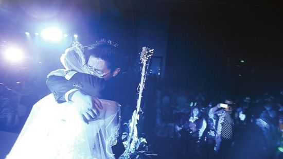 婚礼现场，两人讲起7年的爱情之路时不禁相拥哭泣。