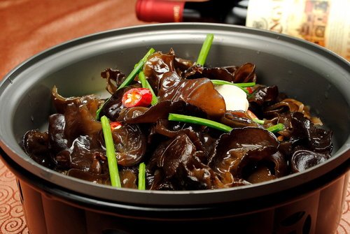 黑木耳清肠胃 盘点13款黑色养生食物