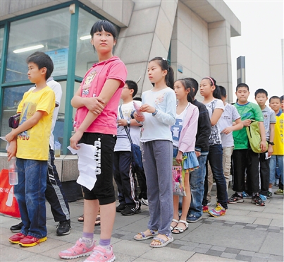 2012年，杭州某中学进行小升初入学考试。（本报资料照片）