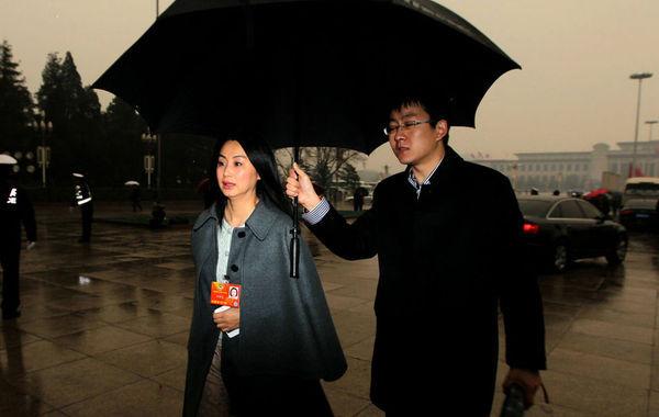 政协第十二届全国委员会第十二次主席会议20日审议通过了撤销刘迎霞政协第十二届全国委员会委员资格的决定，并在第四次常委会议上追认。报道未透露撤销其资格的具体原因。据统计，十二届全国政协产生至今，已有5名委员被撤销资格，分别是内蒙古原统战部长王素毅、上海市卫计委原副主任黄峰平、全国政协经济委员会原副主任杨刚、四川省政协原主席李崇禧以及刘迎霞。而十一届全国政协5年内共撤销8名委员资格。图为2013年3月12日，北京，全国政协十二届一次会议闭幕。会前，刘迎霞在雨中步入会场。 