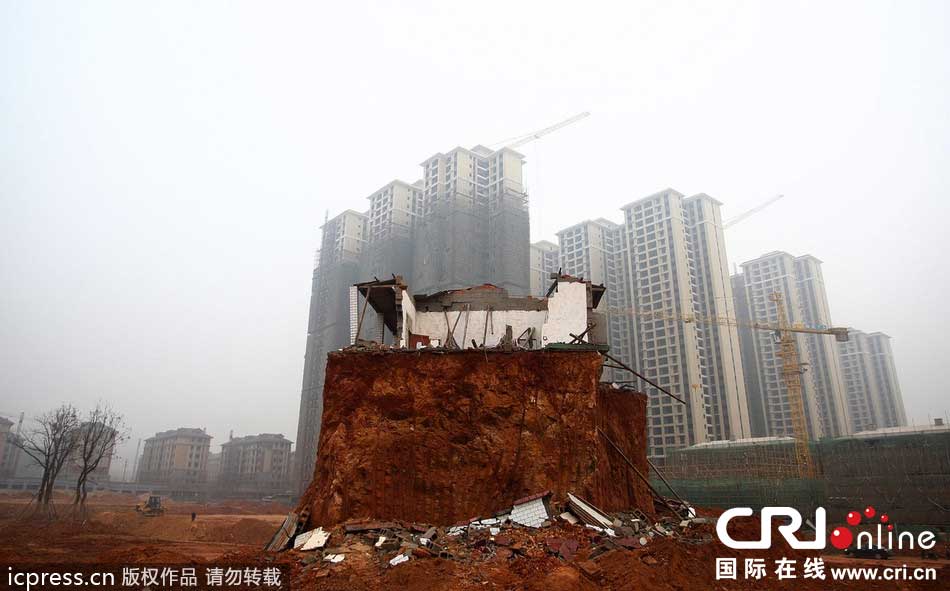 2014年2月23日，湖南长沙，户主贺翠兰说她的房子被挖掉了一半现在还剩下一半。图片来源：东方IC