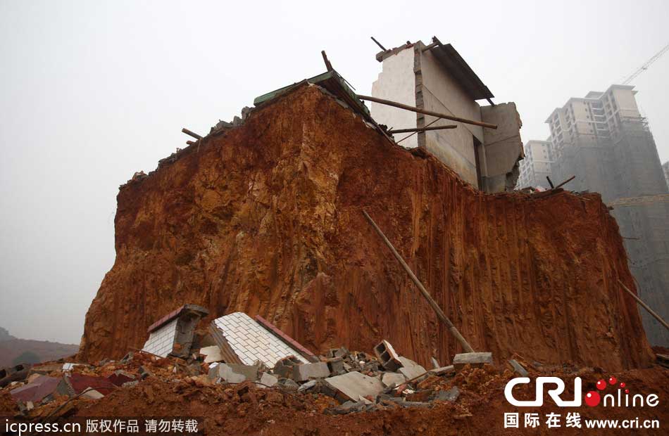 2014年2月23日，湖南长沙，户主贺翠兰说她的房子被挖掉了一半现在还剩下一半。图片来源：东方IC