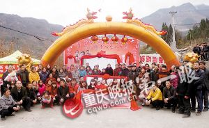 ■过大寿的杨老太(居中间者)淹没在后辈中,你能找到她吗?