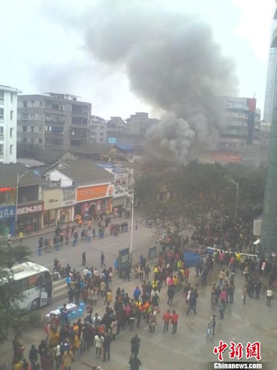 四川泸州闹市区起火与去年商场爆燃事故现场临街