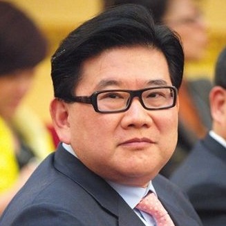 曹可凡
    全国人大代表，上海广播电视台主持人
    ★　年轻人总希望在一个更高的平台上找到一个能发挥能力的机会，到北上广，我觉得是值得鼓励的。北上广经济发达，就业机会更多，这对年轻人最有价值；其次是更公平；最后是文化相对也是最发达的。我想对年轻人说的是，只要有梦想人生就会有意义；只要坚持世界才会看到你。