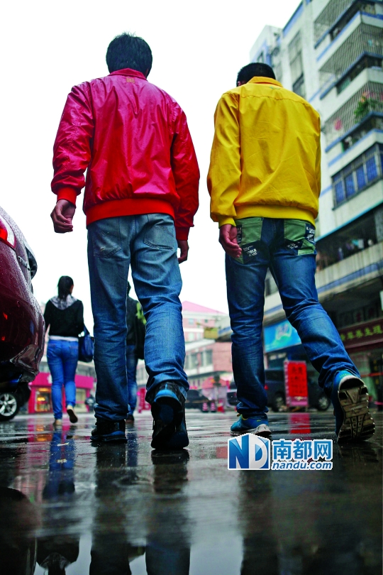 ↑刘欢及哥哥刘辉在父亲刘宗保跳河自杀的地方仔细寻找，连续几日无果而返。