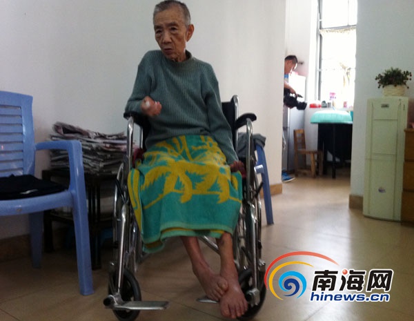 海口八旬老太称生病遭冷落无钱治疗，盼社会好心人伸援手。(南海网记者陈丽娜摄)