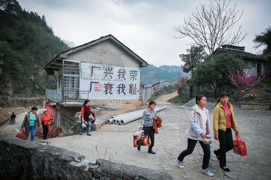 墙上的“厂兴我荣,厂衰我耻”仍然醒目,但自从工厂破产、矿井被封闭以后,周围已经不复当初的繁荣,倒是居民们的安全感正逐渐回升