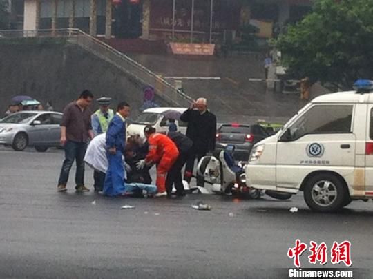 四川泸州：执勤交警被路虎婚车撞翻尾椎骨折(图)