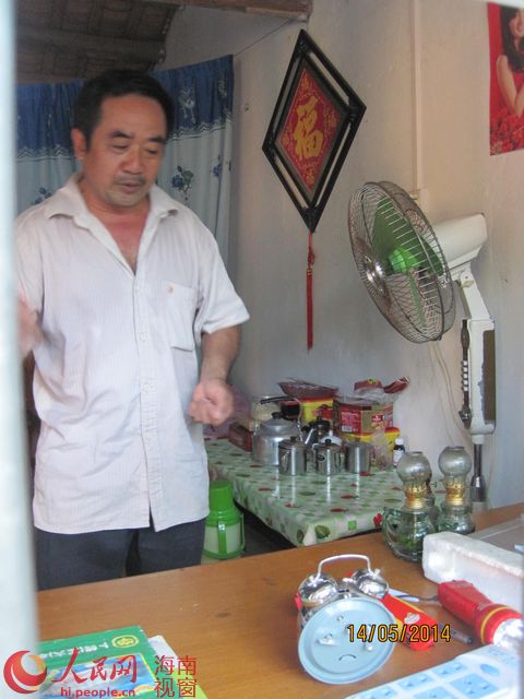 陈运弟的儿女就在这张书桌上读书写作业